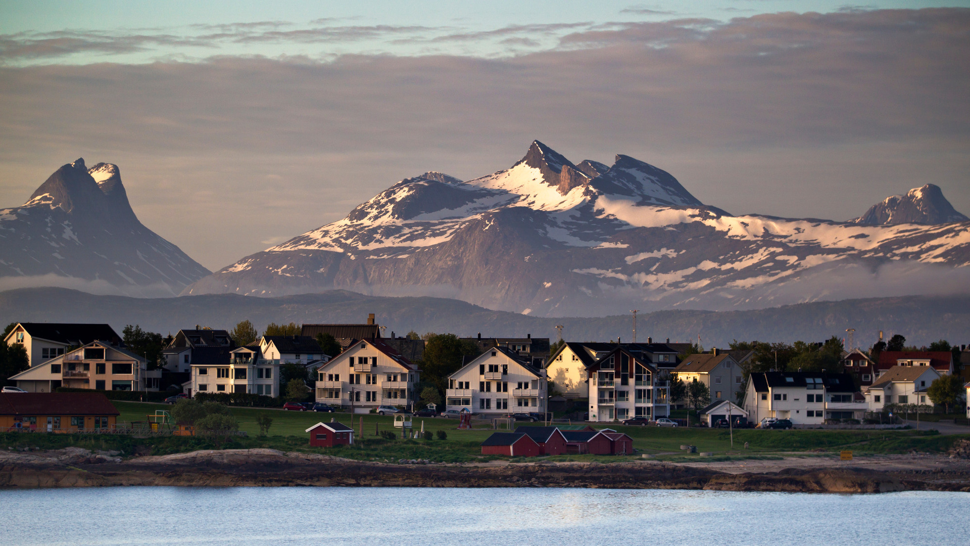 Panoramabilde av Bodø med et skulag over og fjellene i bakgrunnen