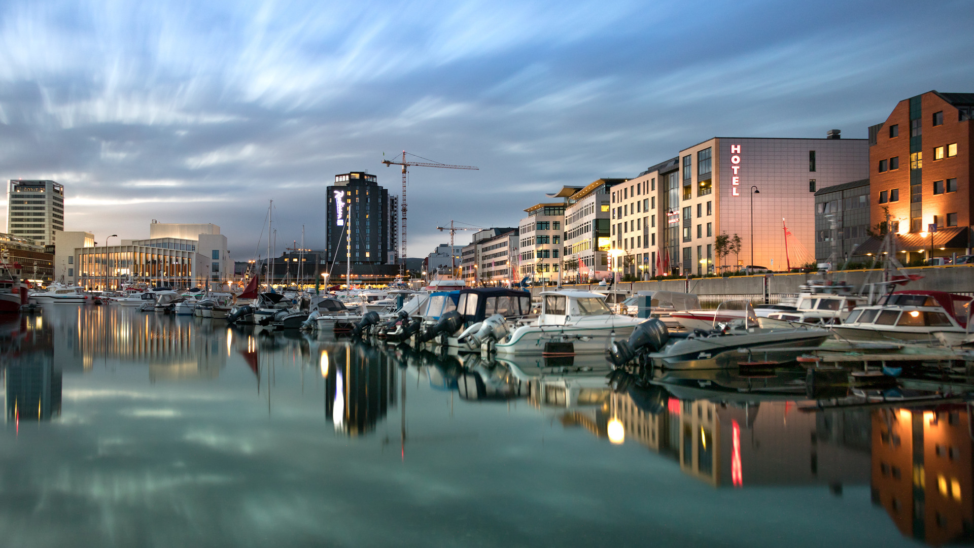 Bilde av sentrum av Bodø og båthavna